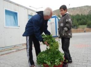 Suriyeli çocuktan örnek davranış
