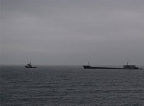 Yük gemisi İstanbul'da karaya oturdu