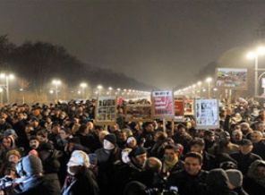Almanya'da binlerce kişi ırkçılığı protesto etti