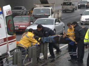 İki metrobüs çarpıştı: 3 yaralı