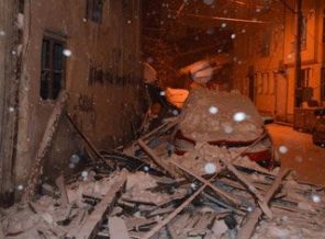 Kütahya'da çatı otomobilin üzerine çöktü