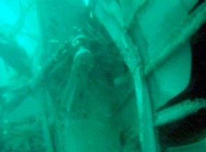 Endonezya'da düşen uçağın kuyruk kısmı bulundu