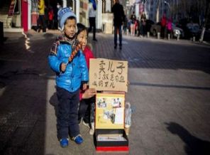 Cadde ortasında çocuğunu satıyor