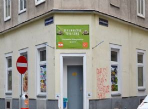 Avusturya'da cami duvarına İslam karşıtı yazılar