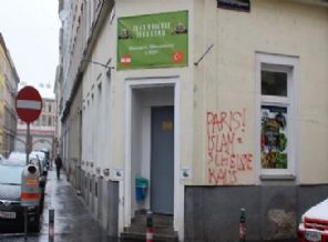 Cami duvarına ırkçı saldırı