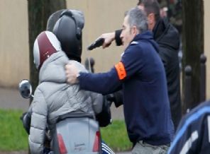 Fransız polisinden sert gözaltı