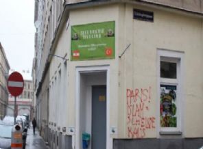 Viyana'da cami duvarına ırkçı yazı