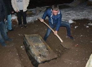 Açamadıkları kasayı kumsala gömdüler