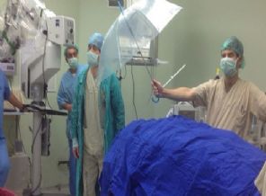 Ameliyatta hastayı korumak için şemsiye kullandılar