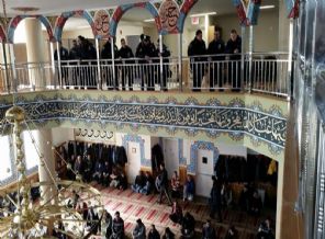 Cuma hutbesinde New York polisi sürprizi!