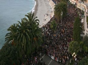 Fransa'da yüz binler sokaklarda
