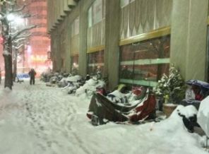 Japonya'da donma uğruna Apple kuyruğuna girdiler