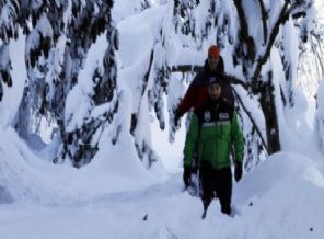 Karda mahsur kalanlara havadan yiyecek