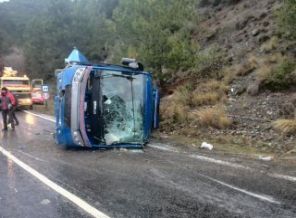 Mahkumları taşıyan araç devrildi