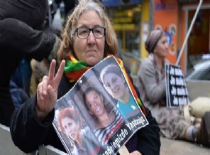 Paris cinayetleri ikinci yılında protesto yürüyüşüyle anıldı