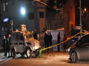 Polis karakoluna el yapımı patlayıcı atıldı