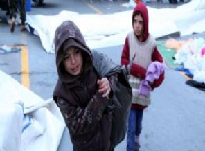 Suriyeli çocuklara pazarcılar yardım ediyor