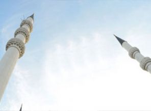 Sesini beğenmediği müezzini şikayet etti