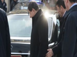 Davutoğlu Berlin'de cami ziyaret etti