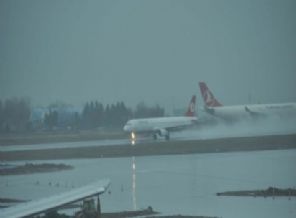 Havalimanını su bastı