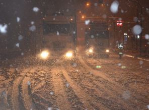 Kar yağışı ulaşımı olumsuz etkiliyor