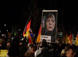 Irkçı Pegidalılar göçmenlere karşı yürüdü