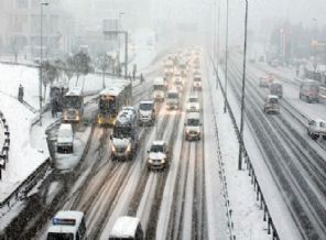 Kar yağışı İstanbul trafiğini rahatlattı