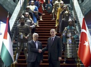 O kıyafetler Hürriyet'i rahatsız etti