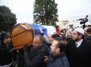 O polis Müslüman mezarlığına defnedildi