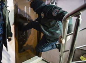 Polis Beyoğlu'nda kapıları böyle kırdı