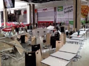 Alışveriş merkezinin çatısı çöktü