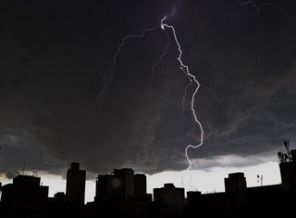 Brezilya'da fırtına: 800 bin ev elektriksiz kaldı