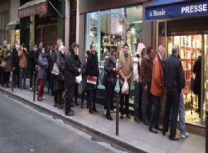 Charlie Hebdo karaborsa satıyor