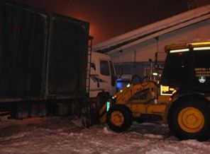 Kalp krizi geçiren kamyon sürücüsü kaza yaptı