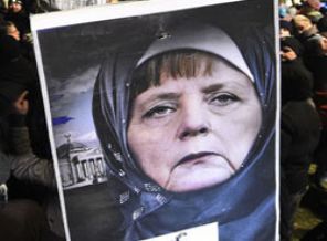 PEGİDA Angela Merkel'e başörtüsü taktı