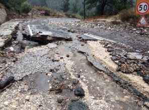 Antalya'da fırtına ve seller hayatı felç etti