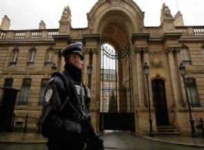 Fransa'da polise araçla saldırı