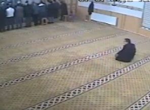 Namaz kılan amcanın altından tabureyi çekti!