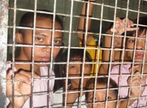 Filipinler'de kan donduran görüntüler