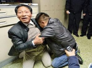 Pazarda kaçırılan oğluna 24 yıl sonra kavuştu