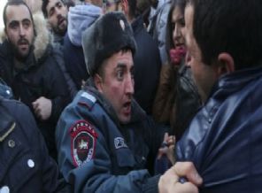 Ermenistan'da halk sokağa döküldü!