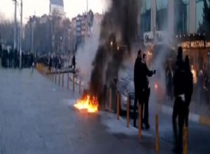 Taksim Meydanı'nda benzinle aracını yaktı