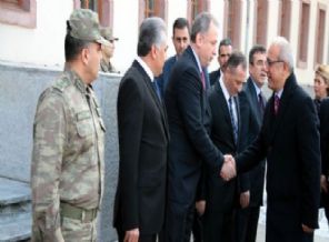 Bakan Elvan'ın uçağı Malatya'ya inemedi