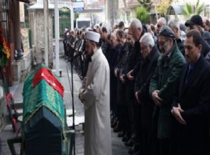 Ünlü yazar, son yolculuğuna uğurlandı