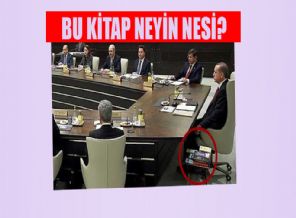 Erdoğan'ın yanı başında duran sır kitap