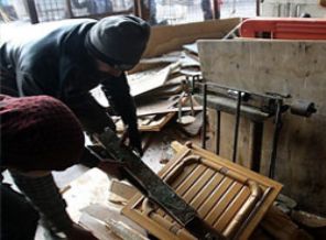 Isınmak için mobilyaları yaktılar