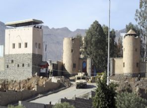 Başbakanlık binasını kuşatıyorlar