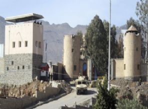 Husiler Başbakanlık binasını kuşattı