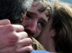 Öğrenciler böcek yiyerek hayatta kaldı