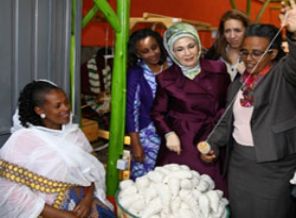 Emine Erdoğan'dan yardım derneğine ziyaret